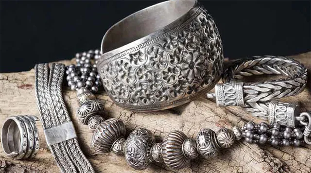 ଚୋରି ଉଦ୍ଦେଶ୍ୟରେ ଡଷ୍ଟବିନ୍‌ରେ ସୁନାଗହଣା ଫିଙ୍ଗିଦେଲେ ଚାକରାଣୀ