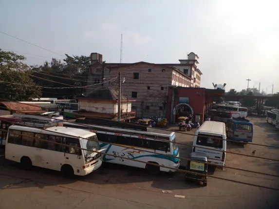 ଅସ୍ତିତ୍ବ ହରାଉଛି ନୂଆ ବସ୍‌ଷ୍ଟାଣ୍ଡ, ଛାତରୁ ପଡ଼ୁଛି ସ୍ଲାବ୍‌, ଗଳୁଛି ପାଣି