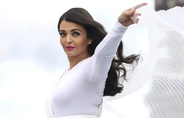 ନ୍ୟୁଜ୍‌ ରିଲ୍‌: ଗାଧୋଇ ସାରି କାଦୁଅ ବୋଳି ହେଉଥିଲେ ଐଶ୍ବର୍ଯ୍ୟା!