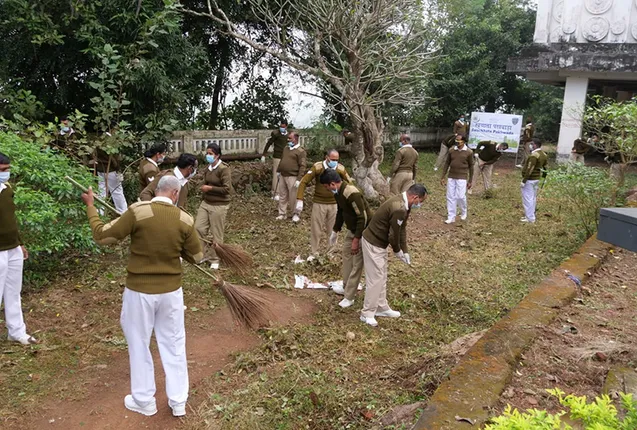 ଶାନ୍ତିସ୍ତୂପ ପରିସର ସଫେଇ କଲେ ସିଆର୍‌ପିଏଫ୍‌ ଯବାନ