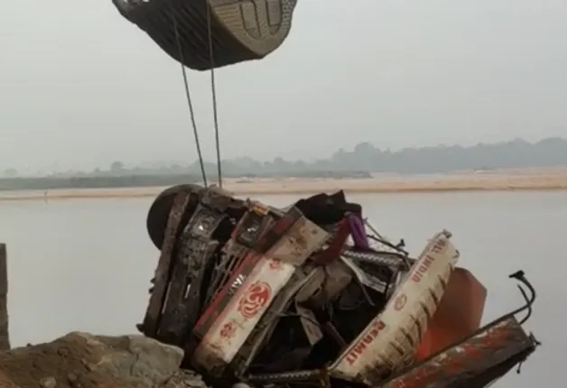 ସରାଙ୍ଗ ବ୍ରିଜରୁ ବ୍ରାହ୍ମଣୀ ନଦୀକୁ ଖସିଲା ଲୁହାପଥର ବୋଝେଇ ଟ୍ରକ୍, ଚାଳକଙ୍କ ମୃତ୍ୟୁ