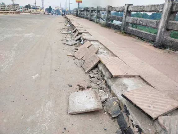 ବରିଷ୍ଠ ନାଗରିକ ପଥଚାରୀଙ୍କ ପାଇଁ ଅସୁରକ୍ଷିତ ନୂଆବଜାର ଓଭରବ୍ରିଜ୍‌, ଗ୍ୟାସ୍‌ ପାଇପ୍ ୱେଲ୍‌ଡିଂ ପାଇଁ ଭାଙ୍ଗି ଦେଲେ ଫୁଟ୍‌ପାଥ୍