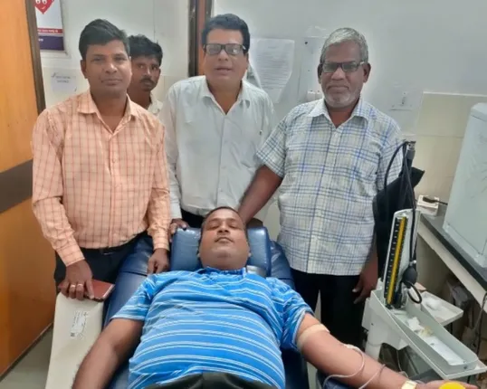 ଶିକ୍ଷକଙ୍କ ବଦାନ୍ୟତା; ରକ୍ତଦାନ କରି ଦୁର୍ଗମ ଅଞ୍ଚଳର ମହିଳାଙ୍କ ଜୀବନ ବଞ୍ଚାଇଲେ