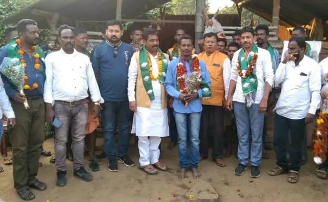 ବୈପାରିଗୁଡା ବ୍ଲକ ଗସ୍ତ କରି ସ୍ବାସ୍ଥ୍ୟ ସ୍ମାର୍ଟକାର୍ଡ ବଣ୍ଟନ ସହ ମିଶ୍ରଣ ପର୍ବରେ ଯୋଗଦେଲେ ବିଧାୟକ