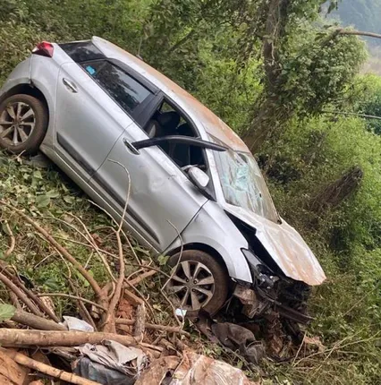 ଝୁମ୍ପୁଡ଼ି ଘରେ ଚଢ଼ିଗଲା କାର, ଦମ୍ପତି ଆହତ, ଥାନାରେ ଚାଳକ ଅଟକ