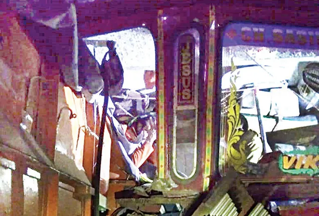 ଟ୍ରକ୍‌ ପଛରେ ଟ୍ରକ୍‌ ପିଟିଲା, ଅଧଘଣ୍ଟା ଚାପି ହୋଇ ରହିଲେ ଚାଳକ