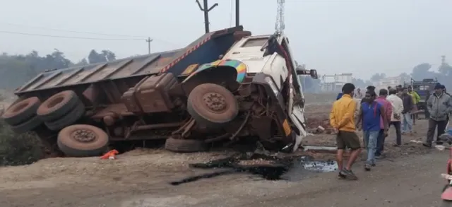 ଖାତରେ ପଡ଼ିଲା ଟ୍ରକ୍, ଦୁଇ ଗାଡ଼ିଚାଳକ ଗୁରୁତର 