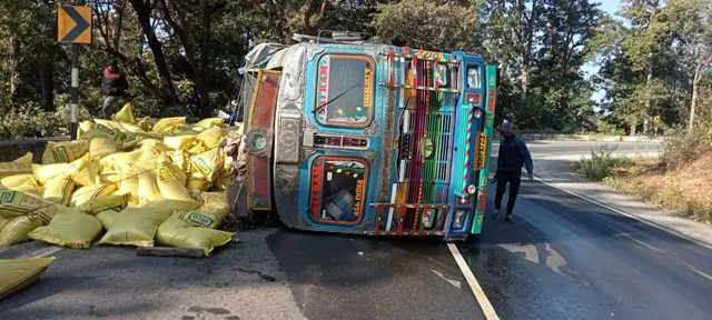 ସୁକ୍ରି ଘାଟିରେ ସାର ବୋଝେଇ ଟ୍ରକ ଦୁର୍ଘଟଣାଗ୍ରସ୍ତ। (ଫଟୋ: ଅମରେନ୍ଦ୍ର, ବୈପାରିଗୁଡ଼ା)