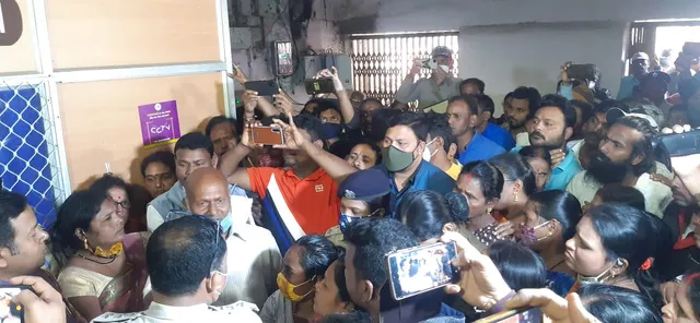 ଉଚ୍ଛେଦ ପ୍ରତିବାଦରେ ଉତ୍ତେଜନା: ପୌର କାର୍ଯ୍ୟାଳୟକୁ ଧସେଇ ପଶିଲେ ଶହଶହ ମହିଳା ଓ ପୁରୁଷ, ପୁଲିସ ସହ ମୁହାଁମୁହିଁ