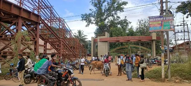 ଓଭରବ୍ରିଜ ନିର୍ମାଣ ଅଚାନକ ବନ୍ଦ ଯୋଗୁ ବିକ୍ରମଦେବ କଲେଜ ଗେଟ୍ ସମ୍ମୁଖରେ ଟ୍ରାଫିକ ଜାମ୍