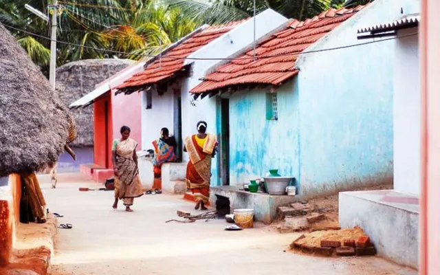 ଖୋଲା ଝରକା: ଚପଲ ପିନ୍ଧା ମନା