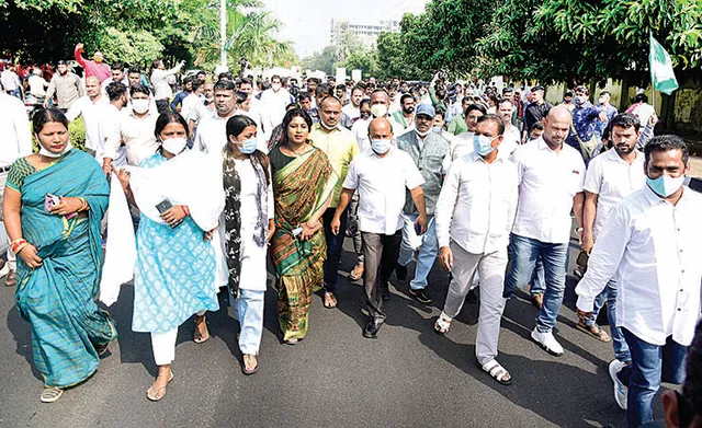 ପ୍ରଧାନମନ୍ତ୍ରୀ ଆବାସ ଯୋଜନାରେ କେନ୍ଦ୍ରର ଉପେକ୍ଷା ଅଭିଯୋଗ: ପଦଯାତ୍ରାରେ ରାଜଭବନ ଗଲେ ବିଜେଡି ବିଧାୟକ