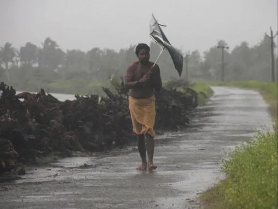 ଦୀପାବଳିରେ କାଁ ଭାଁ ବର୍ଷା, ବାଂଲାଦେଶ ଛୁଇଁବ ବାତ୍ୟା