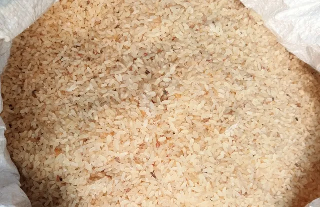 ହିତାଧିକାରୀଙ୍କୁ ଦିଆଯାଉଛି ପୋକରା ଚାଉଳ, ଅଭିଯୋଗ ପରେ ବଦଳିଲେ ଘସିପୁରା ଯୋଗାଣ ନିରୀକ୍ଷକ