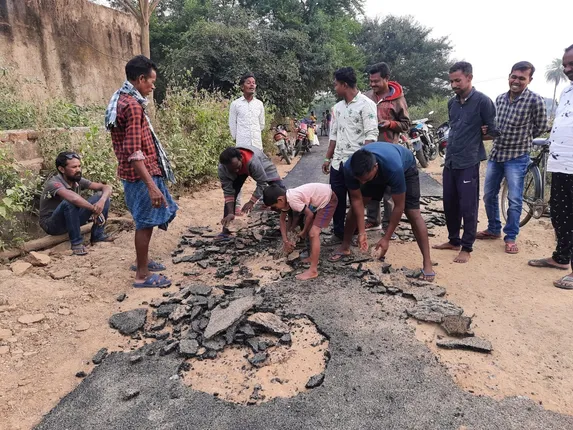 ପ୍ରଧାନମନ୍ତ୍ରୀ ରାସ୍ତା ମରାମତି ନିମ୍ନମାନର ଅଭିଯୋଗ, କାର୍ଯ୍ୟସ୍ଥଳରେ ବିଭାଗୀୟ ଯନ୍ତ୍ରୀଙ୍କୁ ଘେରିଲେ ଗ୍ରାମବାସୀ