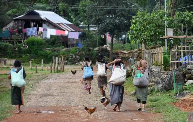 ଖୋଲା ଝରକା: ହ୍ୱିସିଲ୍‌ ଭି‌ଲେଜ୍‌