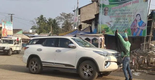 ରାଜସ୍ୱ ମନ୍ତ୍ରୀ ସୁଦାମ ମାରାଣ୍ଡିଙ୍କୁ କଳାପତାକା ପ୍ରଦର୍ଶନ