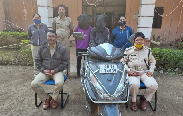 ଦୁଇ ହାଇୱା ଲୁଟେରା ଗିରଫ; ଟଙ୍କା, ସ୍କୁଟି ଜବତ