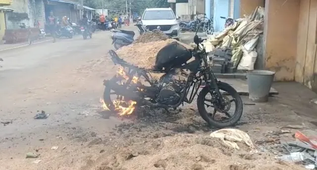 ବାଇକ୍‌ରେ ନିଆଁ ଲଗାଇ ଦୁର୍ବୃତ୍ତ ଫେରାର : ବିଭିନ୍ନ ସ୍ଥାନରେ ମାରଣାସ୍ତ୍ର ଦେଖାଇ ଲୁଟ୍‌