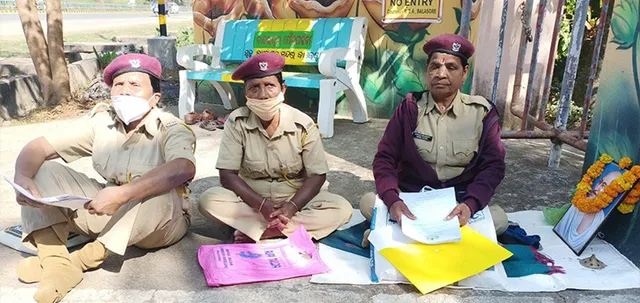 ୨ ବର୍ଷ ହେଲା ମିଳୁନି କାମ: ଅନଶନରେ ବସିଲେ ୩ ମହିଳା ଗୃହରକ୍ଷୀ