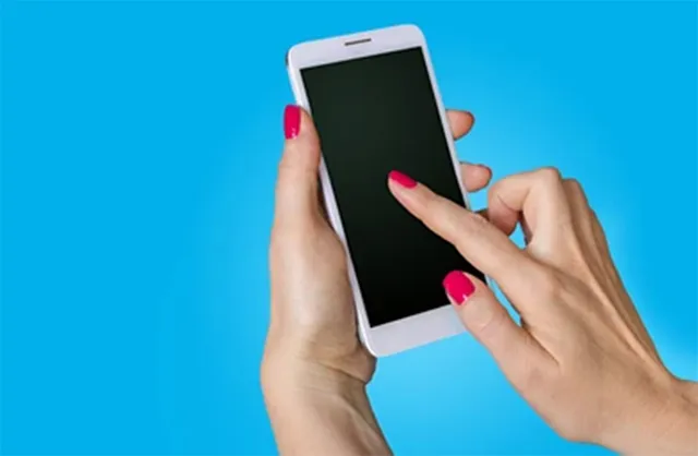 ଯୁବତୀଙ୍କୁ ମୋବାଇଲ୍‌ ଦେଇ ଫସିଲେ ଯୁବକ: ଆଖି ଆଗରେ ଉଡ଼ାଇନେଲେ ଲକ୍ଷାଧିକ ଟଙ୍କା