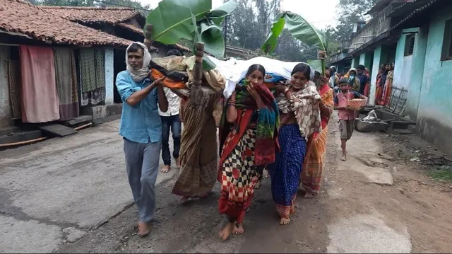 ଝିଅ କାନ୍ଧେଇଲେ ବାପାଙ୍କ କୋକେଇ