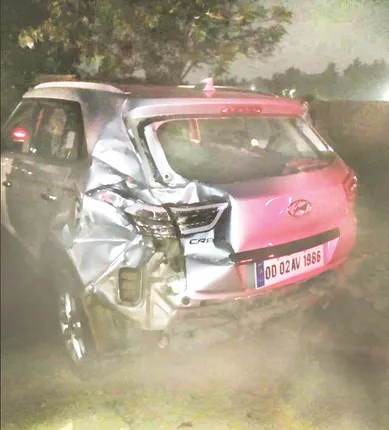 ଚାଳକଙ୍କୁ ବାତ ମାରିଲା: ୩ କାର୍‌, ଜଳଖିଆ ଦୋକାନ ଭାଙ୍ଗିଲା ବସ୍‌