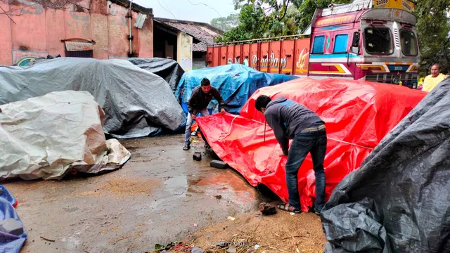 ମଣ୍ଡିରେ ନାହିଁ ପିଣ୍ଡି, ଲଗାଣ ବର୍ଷାରେ ଭିଜୁଛି ଧାନ