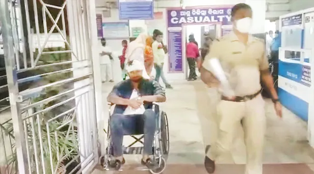 ମାଟି କାମୁଡ଼ି ପଡ଼ିଛି ‘ଦାଦାବଟିକୁ ନା’: କୋଦାଳ ବେଣ୍ଟରେ ସାମ୍ବାଦିକଙ୍କୁ ଆକ୍ରମଣ