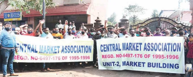 ଖୋଲିଲା ମାର୍କେଟ୍‌ ବିଲ୍ଡିଂ: ଲିଖିତ ପ୍ରତିଶ୍ରୁତି ଦାବିରେ ବିଏମ୍‌ସି ଅଫିସ୍‌ ଘେରିଲେ ଶହଶହ ବ୍ୟବସାୟୀ