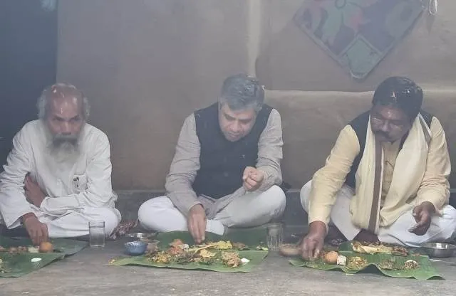 ପୂର୍ବତନ କେନ୍ଦ୍ରମନ୍ତ୍ରୀ ପ୍ରତାପ ଷଡ଼ଙ୍ଗୀଙ୍କ ଘରେ ରେଳମନ୍ତ୍ରୀ ଅଶ୍ୱିନୀ ବୈଷ୍ଣବ ଏବଂ କେନ୍ଦ୍ରମନ୍ତ୍ରୀ ବିଶ୍ୱେଶ୍ୱର ଟୁଡୁ।