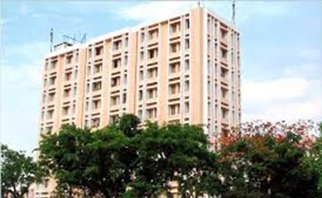 ଡୁମୁଡୁମା ଫେଜ୍‌-୭ ହାଉସିଂ ପ୍ରକଳ୍ପକୁ ନେଇ ବଢ଼ୁଛି ଓଏସ୍‌ଏଚ୍‌ବିର ଅଡ଼ୁଆ: ହାଉସିଂବୋର୍ଡ ଅଫିସ୍‌ ଘେରିଲେ ଇଡବ୍ଲୁଏସ୍‌ ହିତାଧିକାରୀ