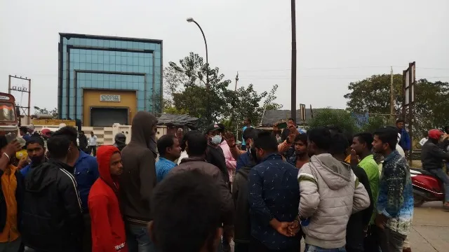 କଣ୍ଟେନର ଧକ୍କାରେ ବାଇକ୍‌ ଆରୋହୀଙ୍କ ମୃତ୍ୟୁ, ରାଜପଥ ଅବରୋଧ କଲେ ସ୍ଥାନୀୟ ଲୋକେ