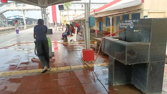 ବାଲେଶ୍ୱର ରେଳ ଷ୍ଟେସନରେ ପିଇବା ପାଣିରେ ଧୁଆ ହେଉଛି ପ୍ଲାଟଫର୍ମ