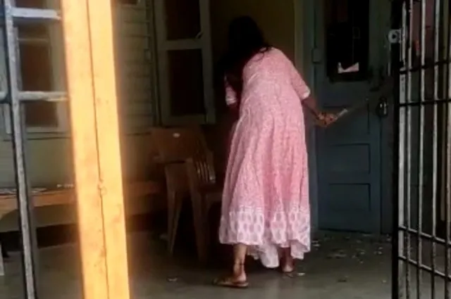 ନିଜ ମହିଳା ପ୍ରତିନିଧିଙ୍କୁ ଅଶାଳୀନ ଭାଷାରେ ଗାଳିଦେଲେ ଜୁଏଲ ! ପ୍ରତିବାଦରେ ପାର୍ଟି ଅଫିସ୍‌ ଭଙ୍ଗାରୁଜା‌, ଥାନାରେ ମାମଲା