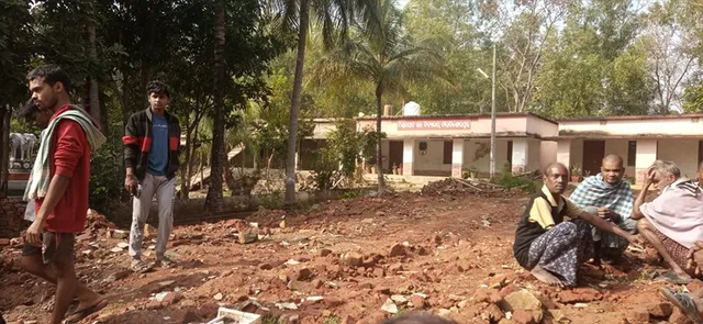 ସ୍କୁଲ ପଡ଼ିଆରେ ରାସ୍ତା ନିର୍ମାଣକୁ ବିରୋଧ