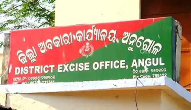 ରାତିଅଧିଆ ମଦ ଧରପଗଡ଼: ଅବକାରୀ କର୍ମଚାରୀ ଖାଇଲେ ନିସ୍ତୁକ ମାଡ଼