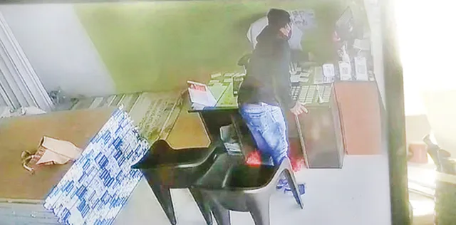 ସିସିଟିଭିରେ କଏଦ୍‌ ଠକର କାରନାମା: ଇଣ୍ଟେରିଅର୍‌ ସୋ’ରୁମ୍‌ରୁ ଲୁଟିନେଲା ୧.୨୫ଲକ୍ଷ