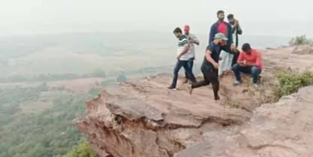 ନୂଆବର୍ଷରେ ପର୍ଯ୍ୟଟନସ୍ଥଳୀ ବନ୍ଦ: ହେଲେ ପାହାଡ଼-ଘାଟି ରାସ୍ତାରେ ଭିଡ଼, ନିଶା ପାଇଁ ବାଜି ଲାଗୁଛି ଜୀବନ