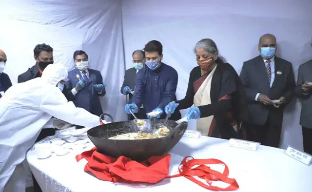 ଓମିକ୍ରନ୍‌ ସଙ୍କଟ ହେତୁ ଚଳିତ ବର୍ଷ ବଜେଟ୍‌ ହାଲ୍‌ୱା ଉତ୍ସବ ବାତିଲ; କର୍ମଚାରୀଙ୍କୁ ମିଷ୍ଟାନ୍ନ ବାଣ୍ଟିଲା ଅର୍ଥ ମନ୍ତ୍ରାଳୟ