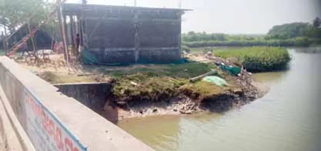 କାମ ଦେଲାନି ତହସିଲଦାରଙ୍କ ତାଗିଦ, ନଦୀପଠା ପୋତି ତିଆରି ଚାଲିଛି କୋଠା