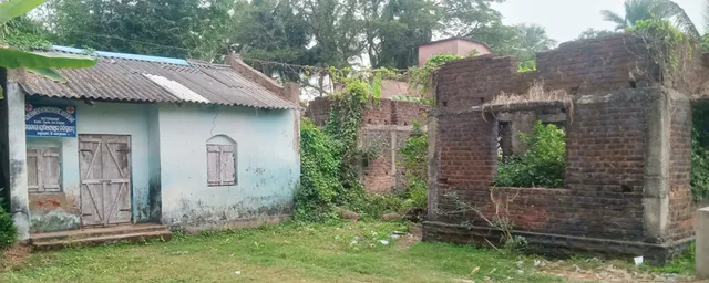 ଓସ୍ତରହାଟ ହୋମିଓପ୍ୟାଥି ଚିକିତ୍ସାଳୟ, ଗୃହ ଜରାଜୀର୍ଣ୍ଣ: ଖାଲି ପଡ଼ିଛି ଡ଼ାକ୍ତର ପଦ