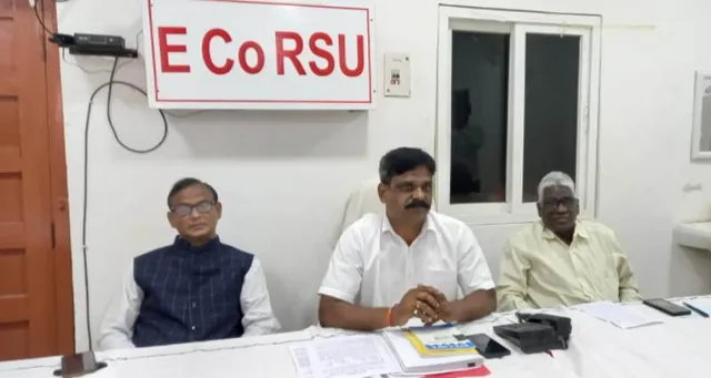 ଦକ୍ଷିଣ-ପୂର୍ବ ସମବାୟ ବ୍ୟାଙ୍କର ଦୁର୍ନୀତି ଅଭିଯୋଗ ନେଇ ଦୁଇ ଶ୍ରମିକ ଗୋଷ୍ଠୀ ମୁହାଁମୁହିଁ