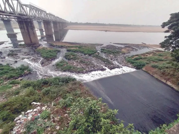 କାଠଯୋଡ଼ି ପାଲଟିଛି ବିଷାକ୍ତ ନଦୀ! ଦିନରାତି ନଦୀରେ ମିଶୁଛି ଡ୍ରେନ୍‌ର ଦୂଷିତ ପାଣି