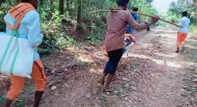 ବଣ୍ଡାଘାଟିର ପହଞ୍ଚି ପାରୁନି ଯୋଜନା! ବିପର୍ଯ୍ୟସ୍ତ ଗମନାଗମନ ବ୍ୟବସ୍ଥା ଯୋଗୁଁ ଭାରରେ ବୁହା ହେଲେ ରୋଗୀ