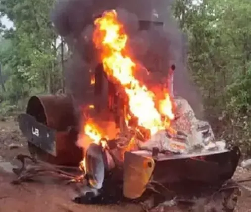 ସୀମାନ୍ତରେ ପୁଣି ନକ୍ସଲ ହିଂସା: ୩ଟି ଗାଡି ପୋଡିଦେଲେ ନକ୍ସଲ