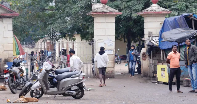 ଜବରଦଖଲରେ ଶିଶୁଭବନ ଫାଟକ: ଗାଡ଼ି ‌ହଟାଇଲା ପୁଲିସ; ତାଗିଦ୍ କରି ଚାଲିଗଲା ସିଏମ୍‌ସି ସ୍କ୍ବାଡ୍