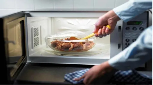 ସାବଧାନ ଏହି ଖାଦ୍ୟକୁ ଦ୍ବିତୀୟ ଥର ଗରମ କରି ଖାଉଛନ୍ତି କି, ଶରୀରରେ ହୋଇପାରେ ଏହି ସମସ୍ୟା