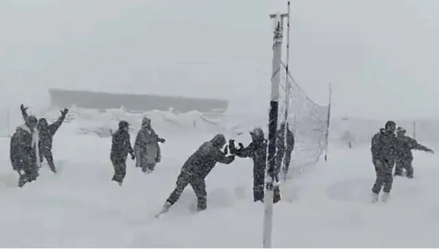 ପ୍ରବଳ ଥଣ୍ଡାରେ ବରଫ ଭିତରେ ଖେଳୁଥିବା ନଜର ଆସିଲେ ଯବାନ