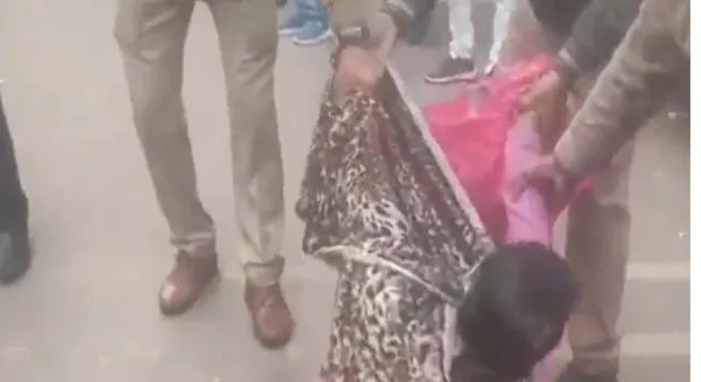 ଅଖିଳେଶ  ଶୁଣିଲେ ନାହିଁ ଜଣେ ମା’ର ଗୁହାରି, ଘୋଷାଡି ଘୋଷାଡି ମହିଳାଙ୍କୁ କାର୍ଯ୍ୟାଳୟରୁ କରାଗଲା ବାହାର